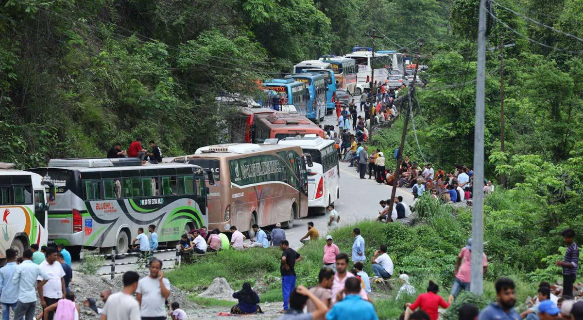 ट्रक पल्टिँदा मुग्लिन–नारायणगढ सडक अवरुद्ध