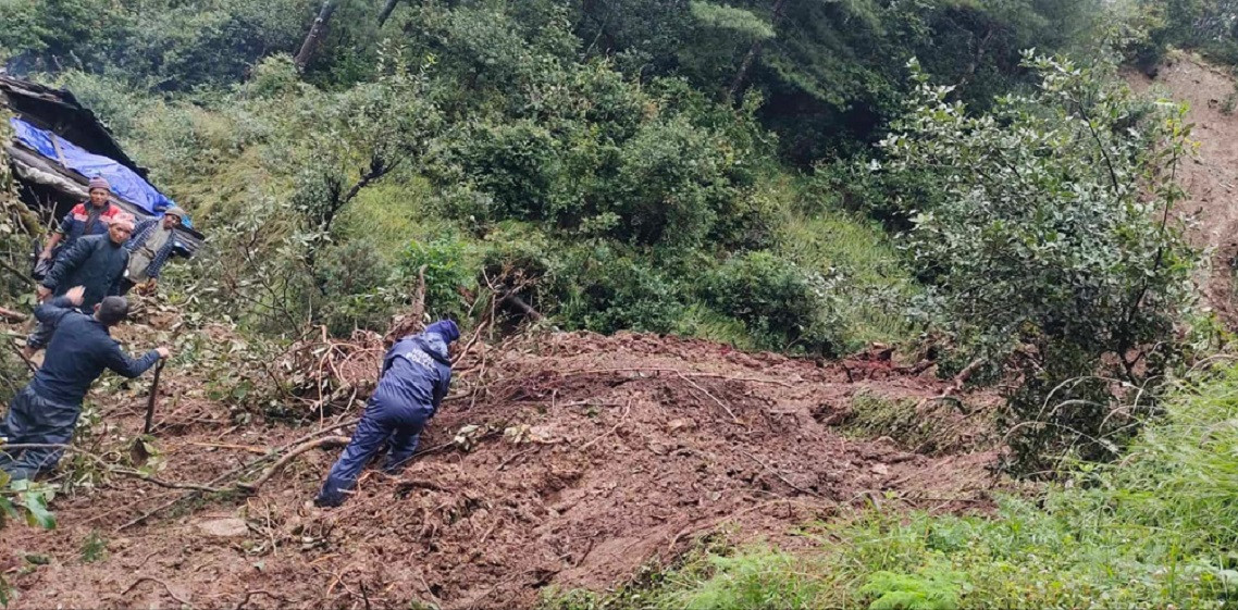पहिरोमा पुरिएर बाबुको मृत्यु, छोरा बेपत्ता
