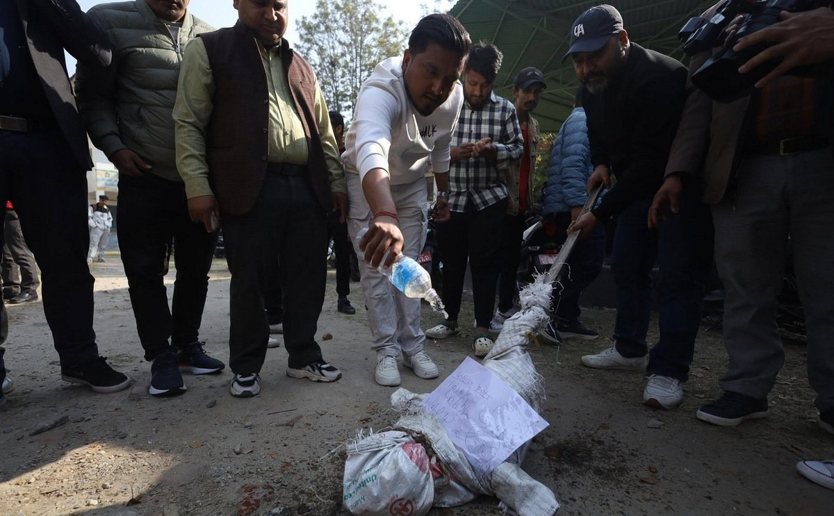 कुलमान घिसिङलाई हटाएको विरोधमा ऊर्जामन्त्रीको पुतला दहन