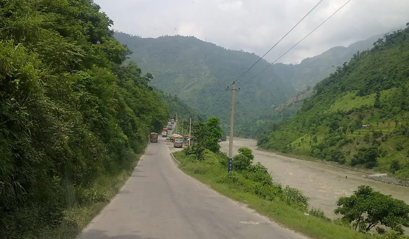 त्रिशुली नदीमा ट्रक खस्दा चालकको मृत्यु, सह चालक घाइते