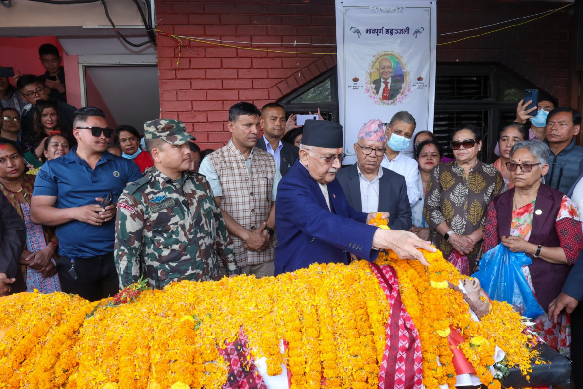 माधव नेपालको पार्टी कार्यालय पहिलोपल्ट पुगे ओली, कोइरालालाई दिए श्रद्धाञ्जली