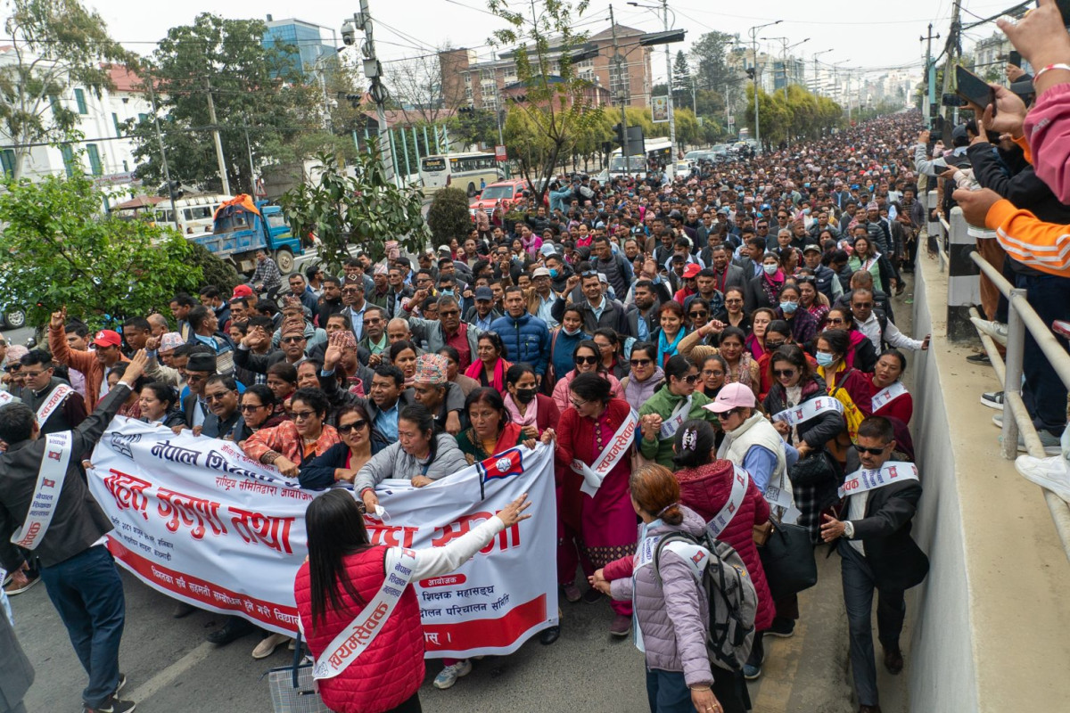 शिक्षक आन्दोलनले तीनकुने–माइतीघर सडकमा यातायात ठप्प