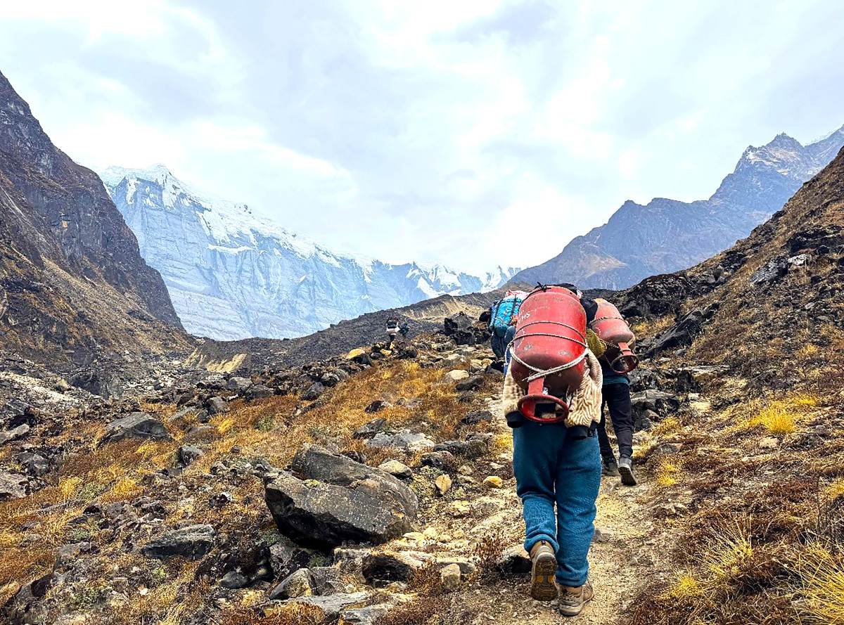 अन्नपूर्ण हिमालको आधार शिविर जाँदै गरेका भरियाहरु
