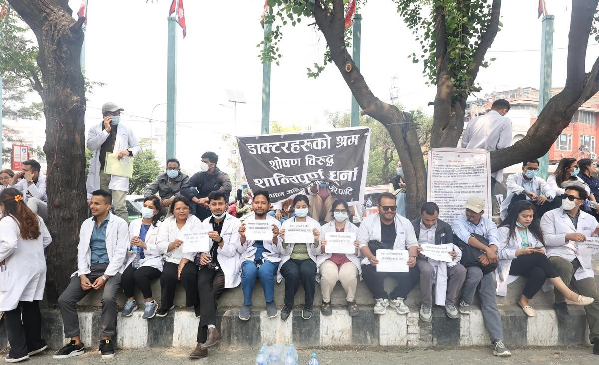सरकारले तोकेको पारिश्रमिक माग्दै धर्नामा आवासीय चिकित्सक