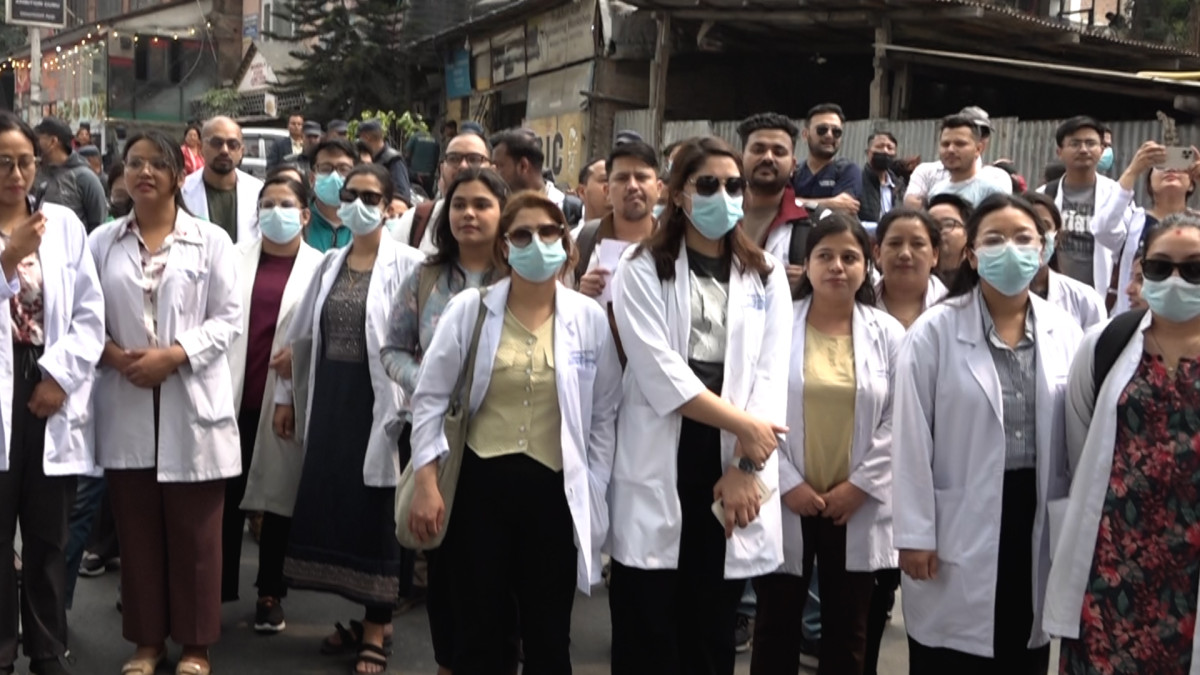 माइतीघरमा स्वास्थ्यकर्मीहरुको धर्ना
