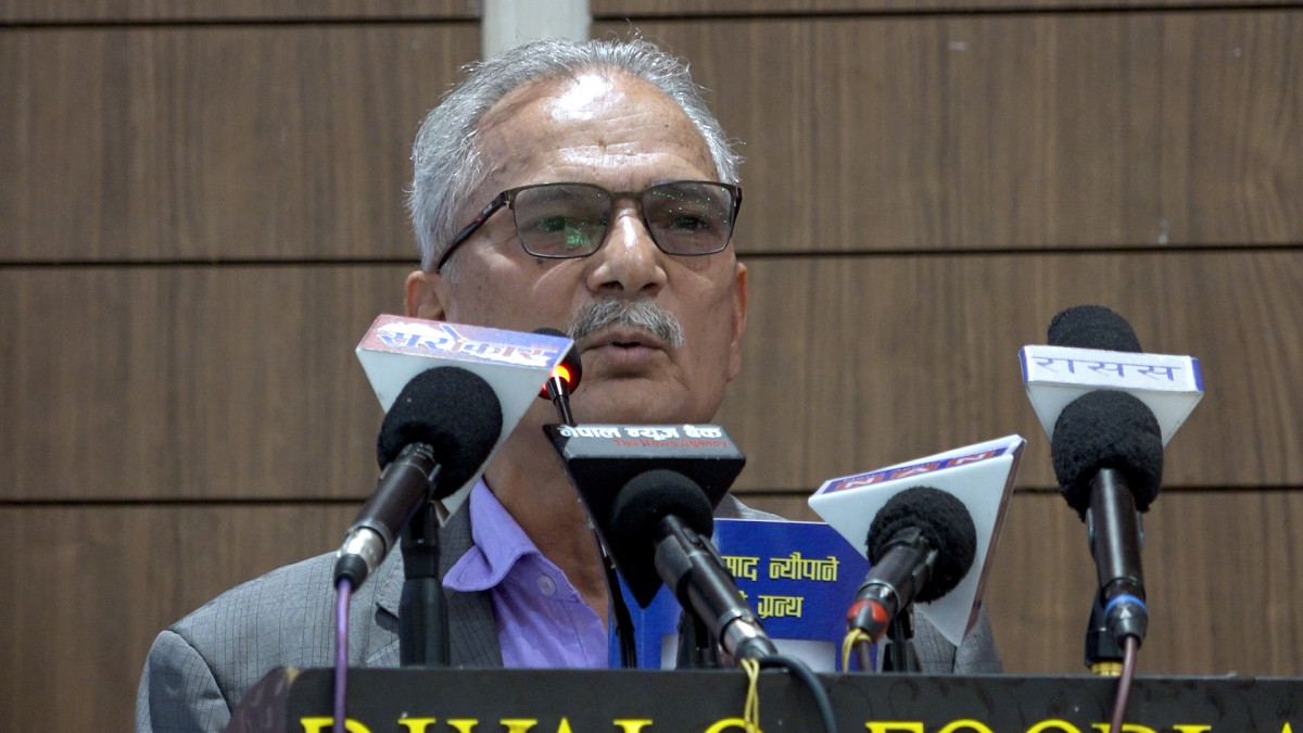 म कांग्रेस र कम्युनिष्ट दुइवटै गुण भएको नयाँ मान्छे हो: डा. भट्टराई