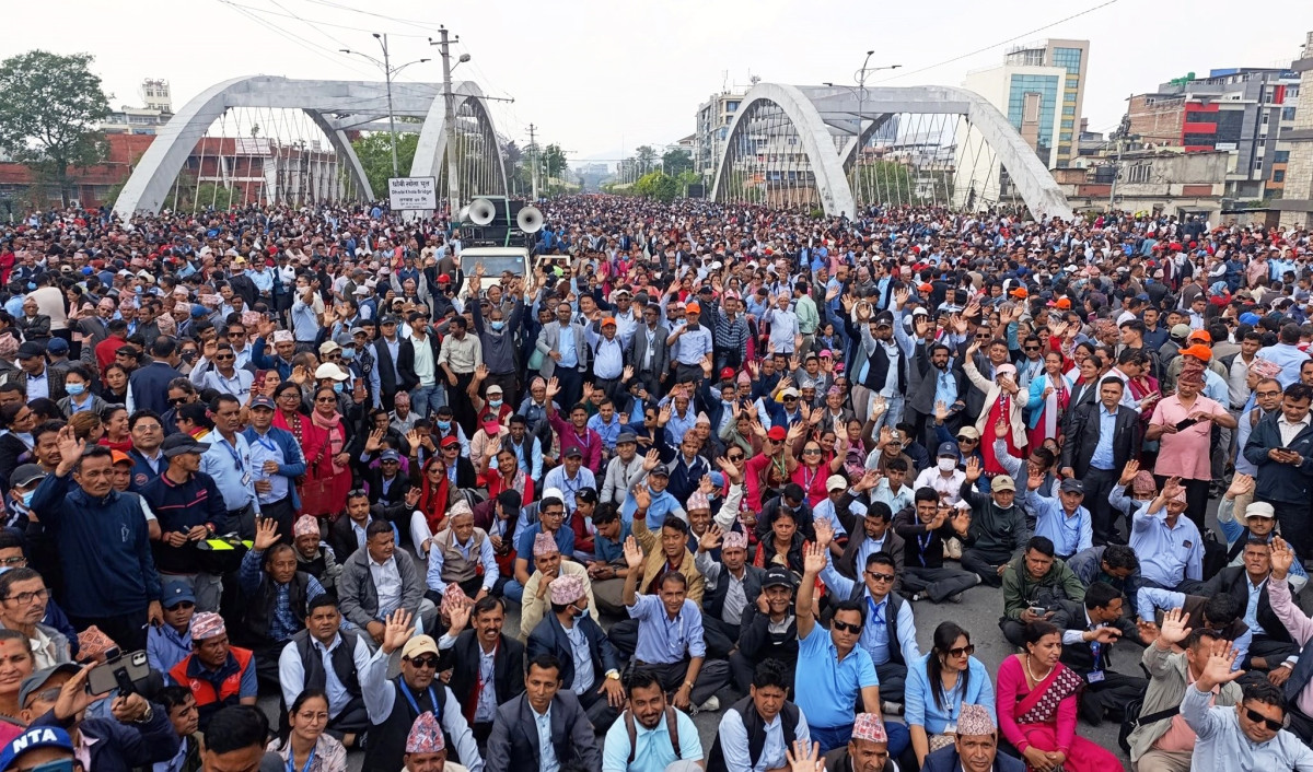 वार्ताका निम्ति सिंहदरबार छिरे शिक्षकहरु