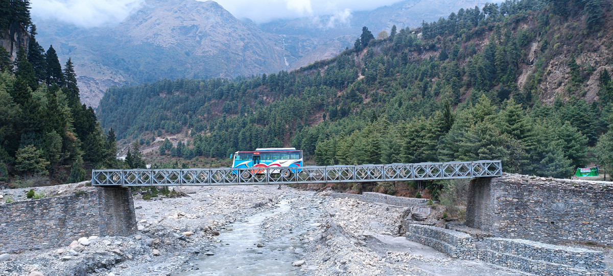 बेलिब्रिजमा गुडिरहेको बस