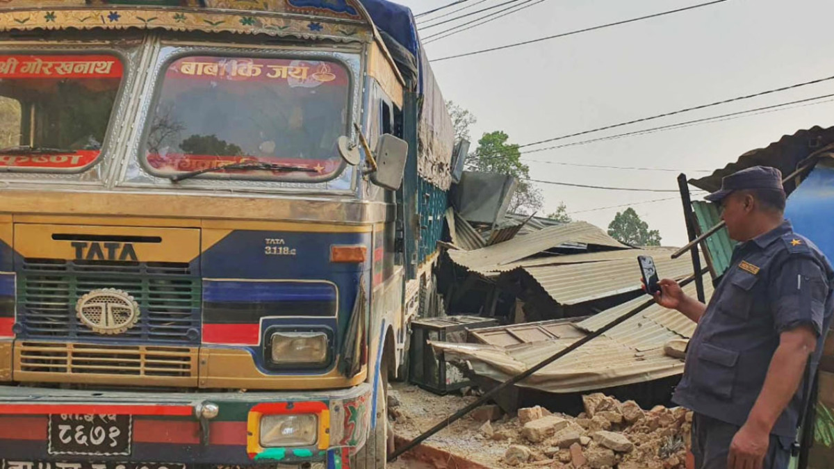दाउन्नेमा ट्रक अनियन्त्रित भएर होटलभित्र छिरेपछि...