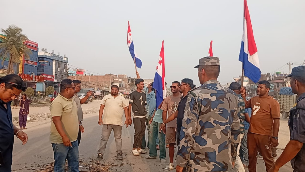 सिरहाको गोलबजारमा राजेन्द्र लिङ्देनको पुतला दहन