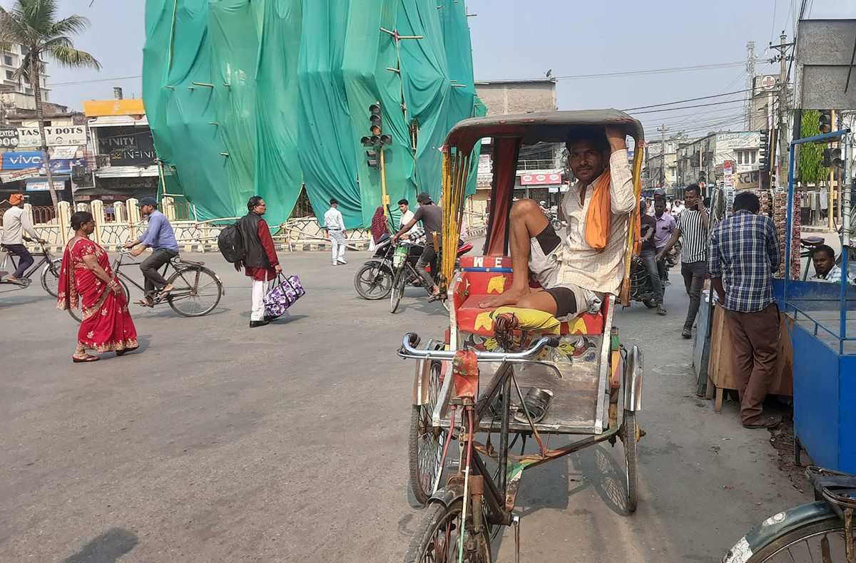 यात्रुको प्रतिक्षामा रिक्साचालक