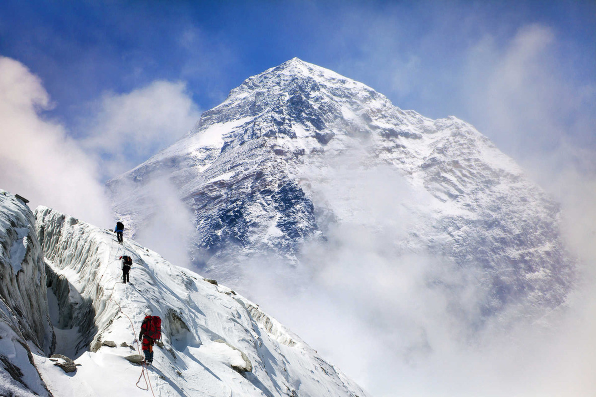 More Than 400 Climbers Receive Permits to Climb Mt Everest This Spring