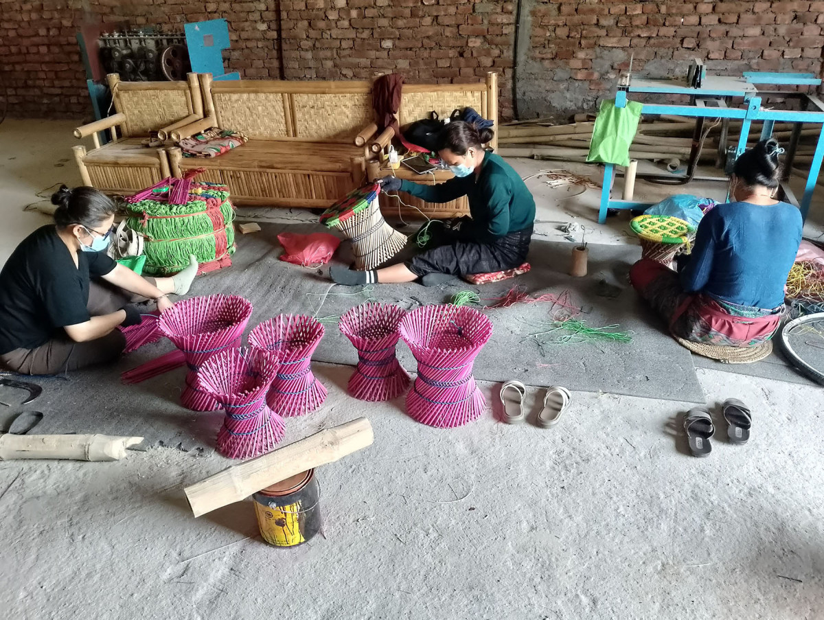 औद्योगिक ग्राममा मुढा बुन्दै महिला