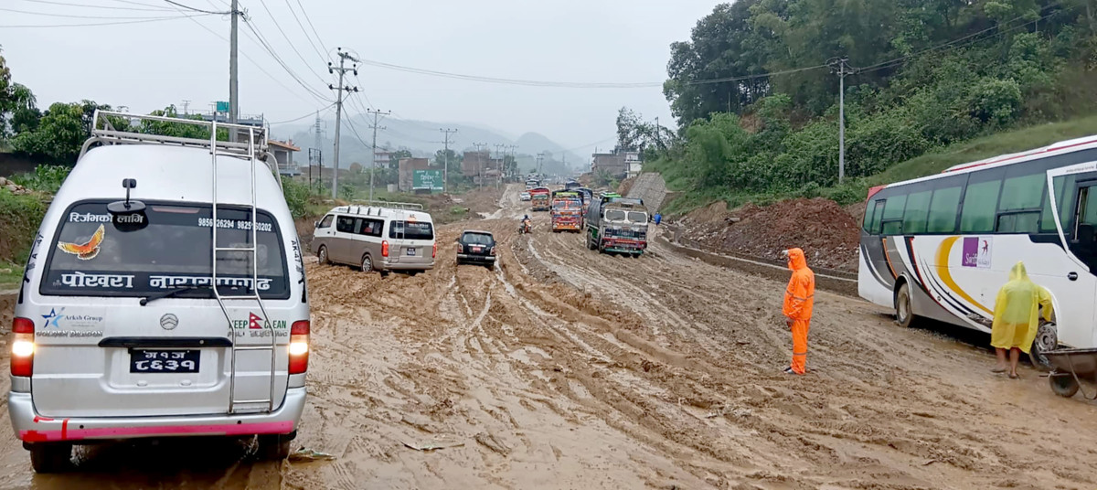 पृथ्वीराजमार्ग अन्तर्गत  हिलाम्य सडकमा फसेका सवारी साधन