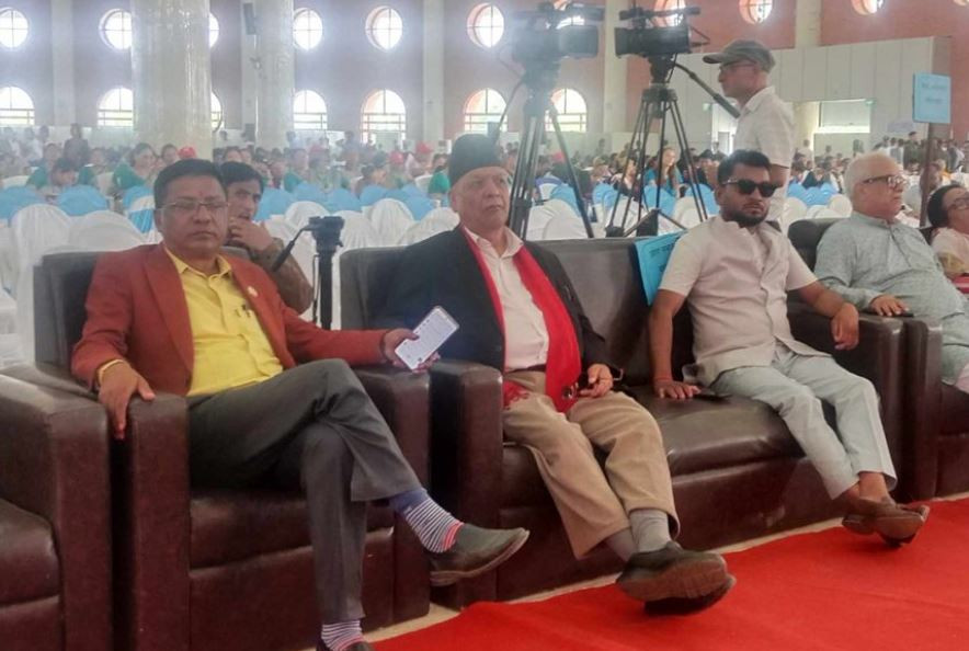 प्रहरीको फरार सूचीका एमाले सांसद प्रधानमन्त्रीसँगै कार्यक्रममा देखिए