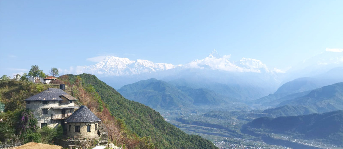 सराङकोटबाट देखिएको हिमश्रृङ्खला र हेम्जा बस्ती