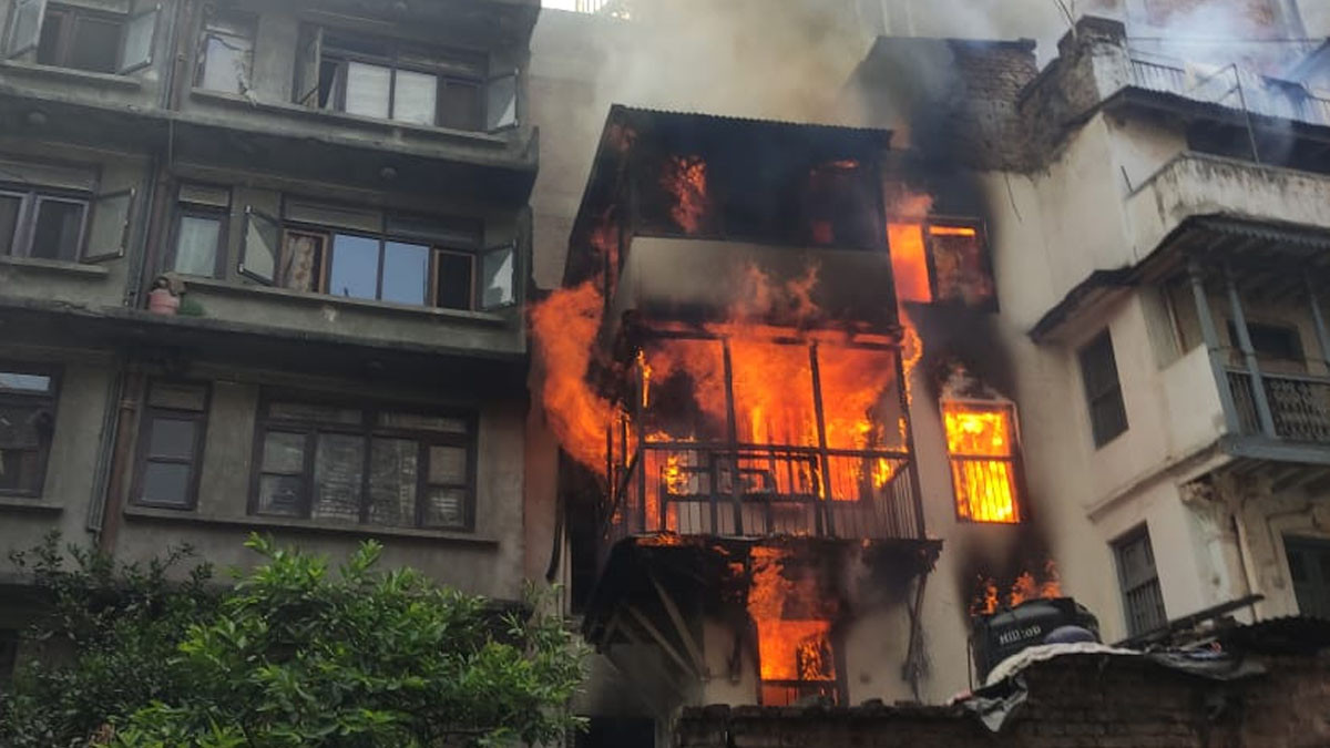 काठमाडौंको मखन गल्लीमा भएको आगलागीमा एक महिलाको मृत्यु, आगो नियन्त्रणमा