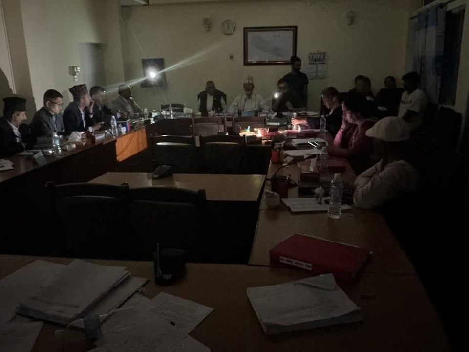 सिंहदरबारमै बिजुली गएपछि मोबाइल बालेर बैठक, तस्बिर भयो भाइरल