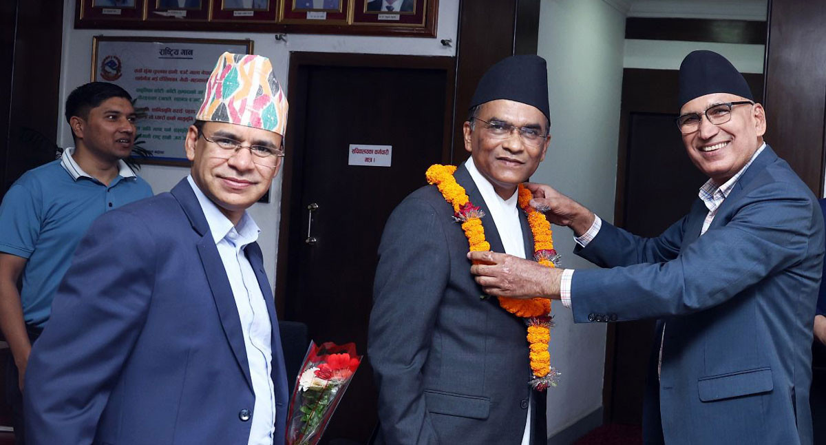 नव नियुक्त गभर्नर पौडेलले भेटे अर्थमन्त्री पौडेललाई