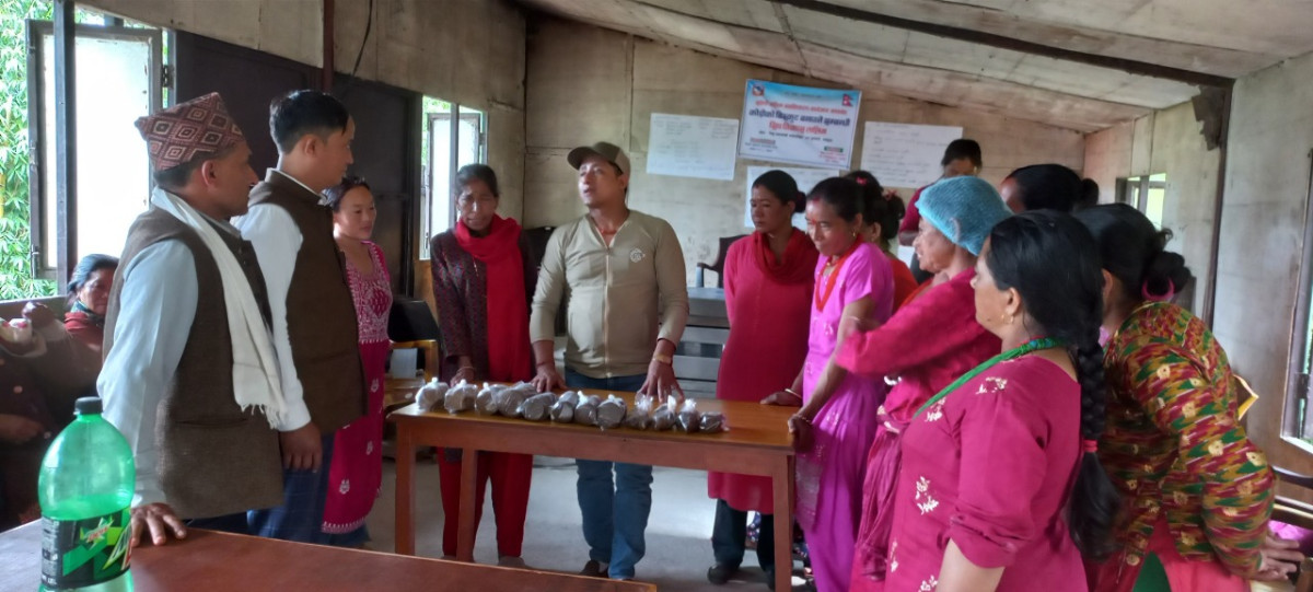कोदाको पिठोबाट बिस्कुट बनाउँदै दुरागाउँका महिलाहरू