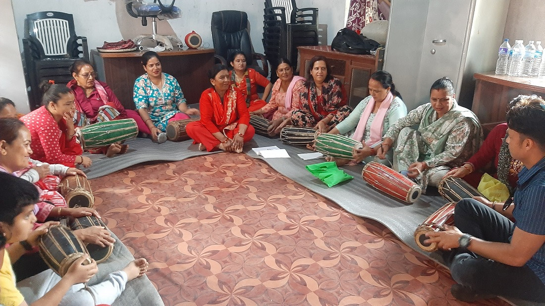 संस्कृति संरक्षण गर्न महिलालाई मादल बजाउने तालिम