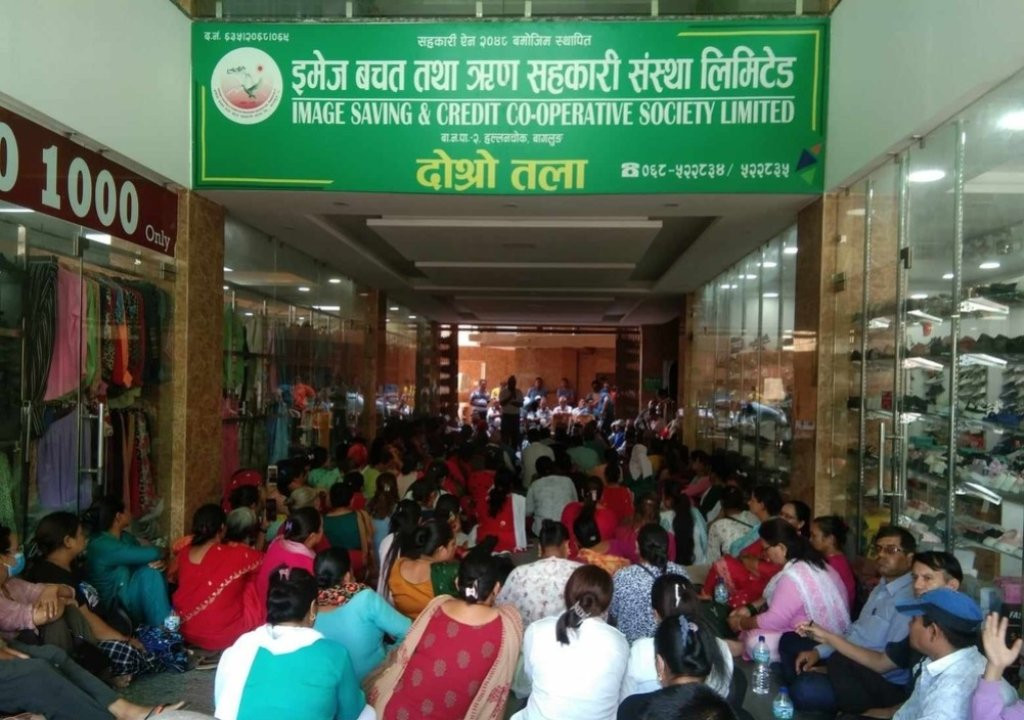 ढोरपाटनका मेयर नेपालीको घरमा सहकारीपीडितले लगाए ताला
