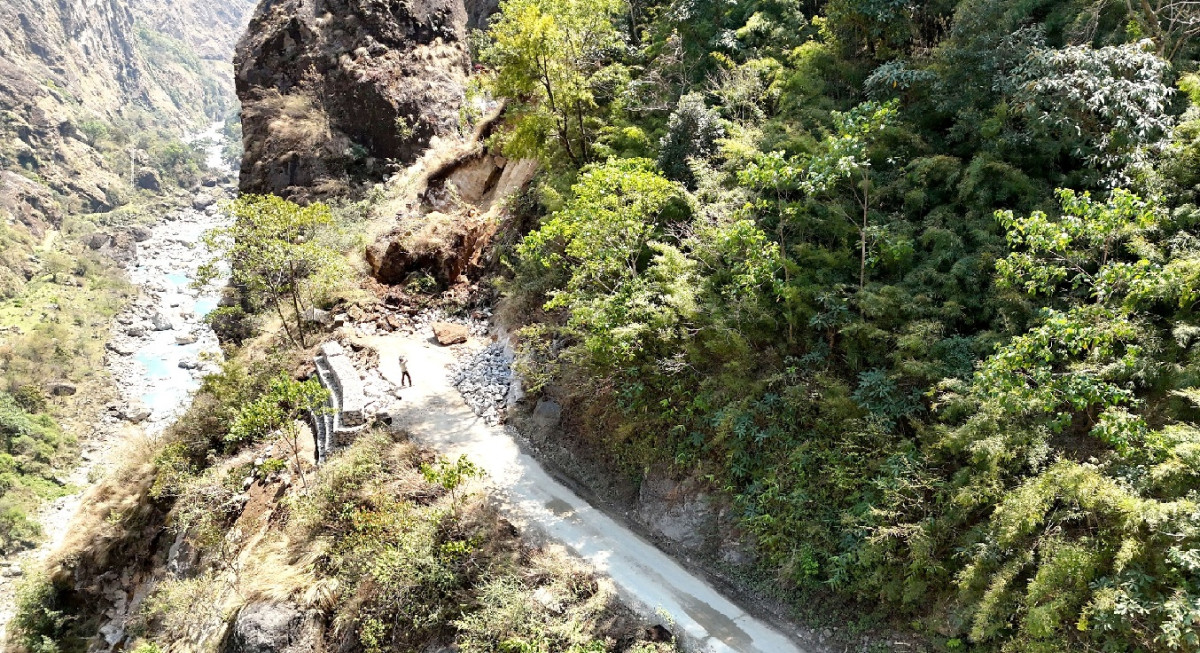 सडक भास्सिँदा चीन जोड्ने नाका अवरुद्ध