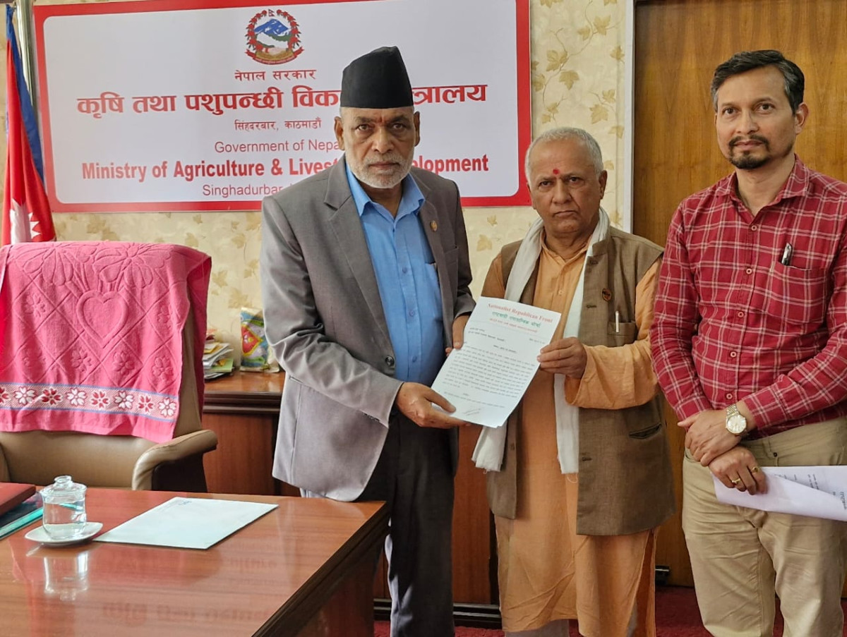 साना किसानहरुका लागि बैंकहरुले ऋण प्रवाहमा सहयोग गर्नुपर्छः मन्त्री अधिकारी