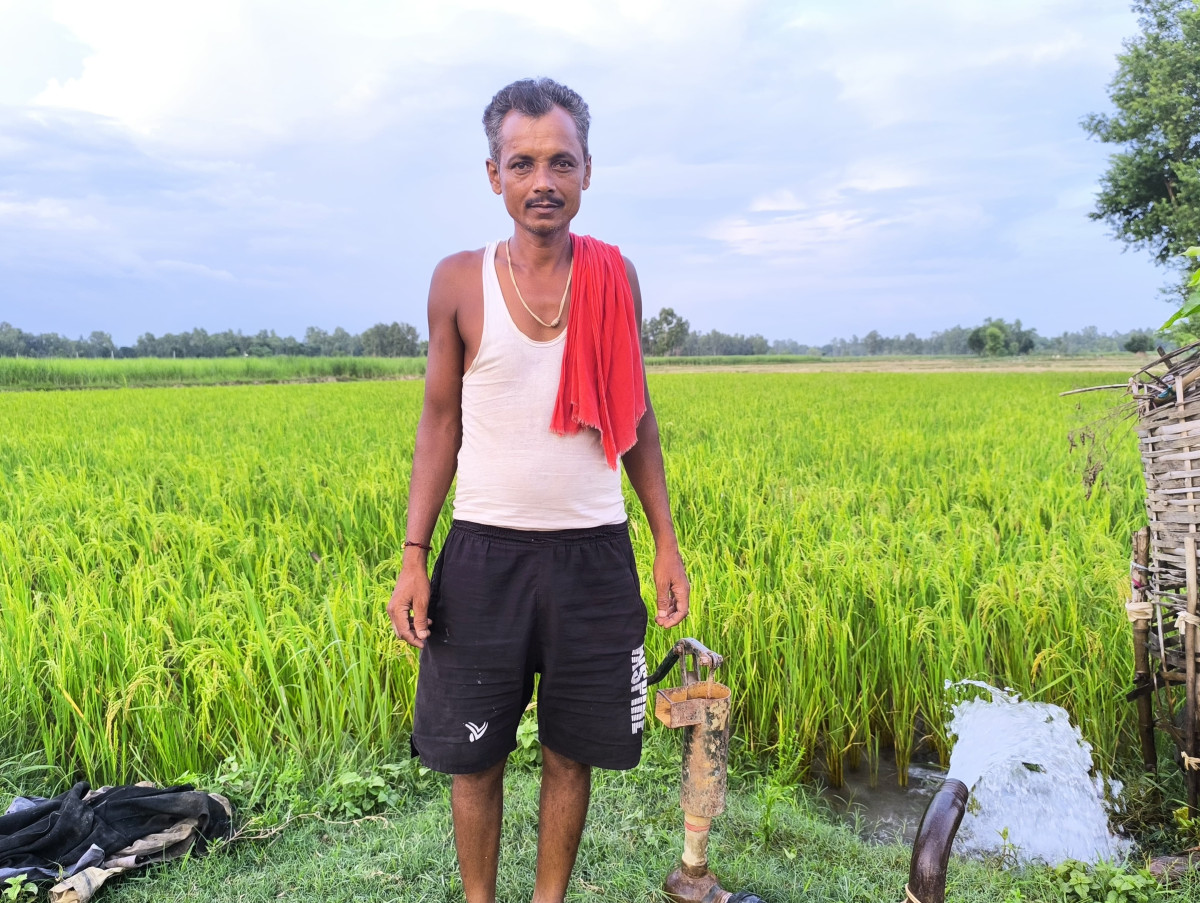 धानमा पानी हाल्दै सर्लाहीका किसान
