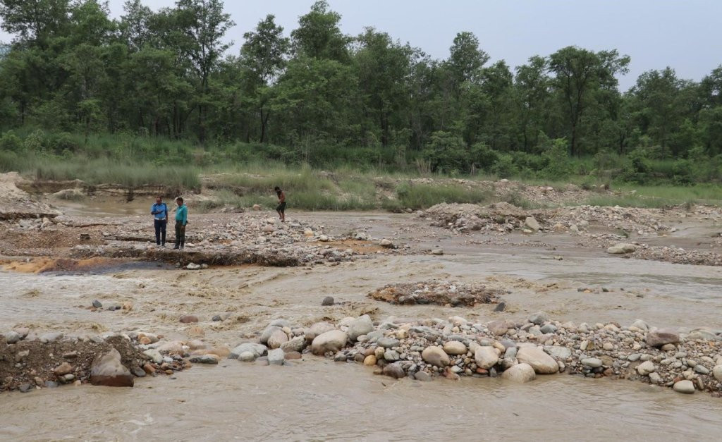 विनयीखोलाको बाढीले फेरि बगायो डाइभर्सन, पूर्व–पश्चिम राजमार्ग अवरुद्ध