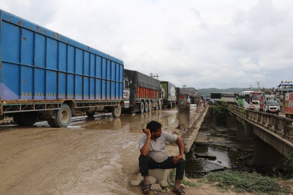 विनयी खोलामा डाइभर्सन निर्माण नगरिने, मालवाहक सवारी चलाउन रोक