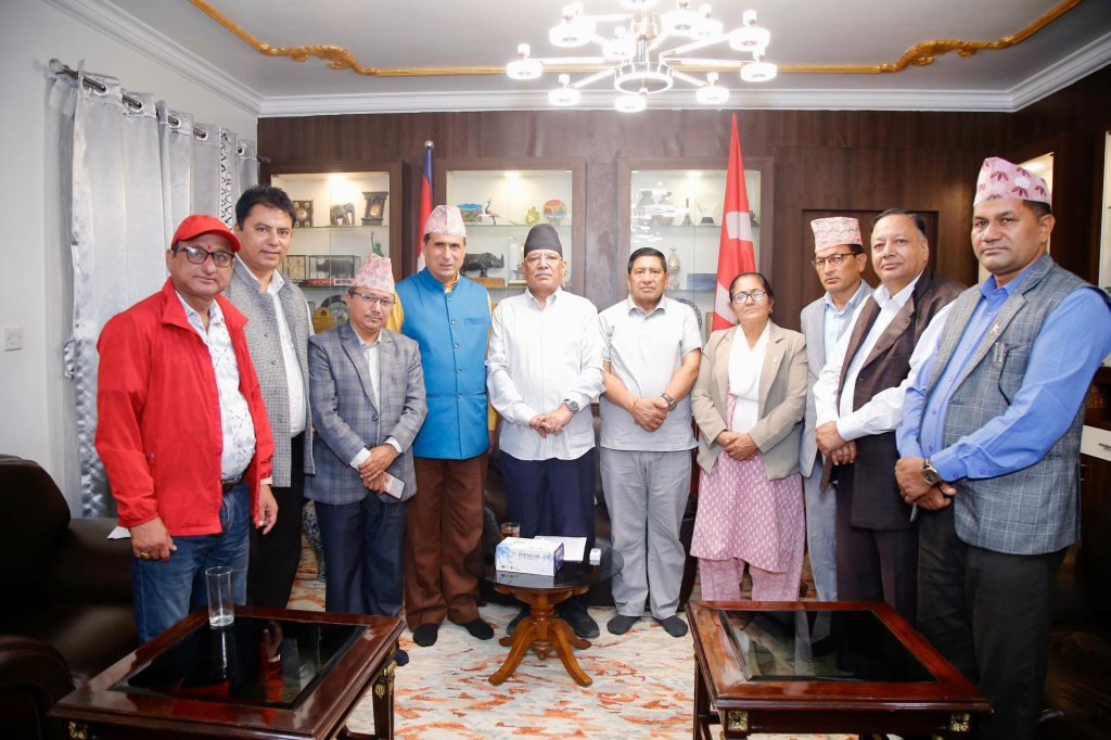 प्रचण्डलाई भेटेर शिक्षकहरूको गुनासो: सरकारले सहमति कार्यान्वयनमा उदासीनता देखायो
