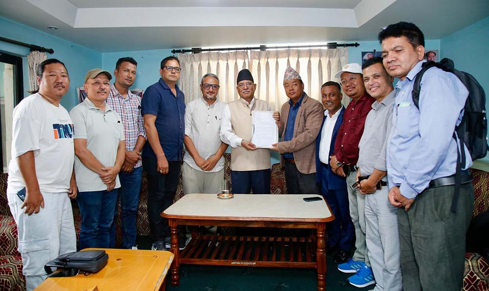 धरानका प्रमुख राजनीतिक दलले प्रचण्डलाई बुझाए ज्ञापनपत्र