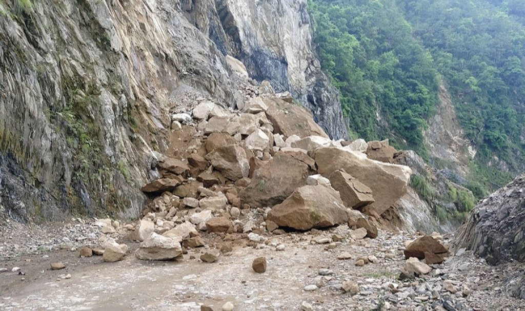 मुस्ताङको घोप्टेभिरस्थित बेनि-जोमसोम सडक अवरुद्ध