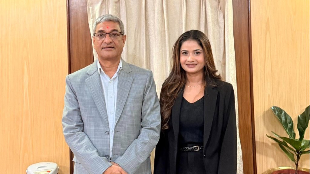 साइबर व्यूरोमा उजुरी दिएपछि एलिनाले भेटिन् गृहमन्त्री