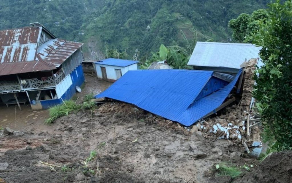 पहिरोले घर पुर्‍यो,  भित्र फसेका तीन जनाको सकुशल उद्धार