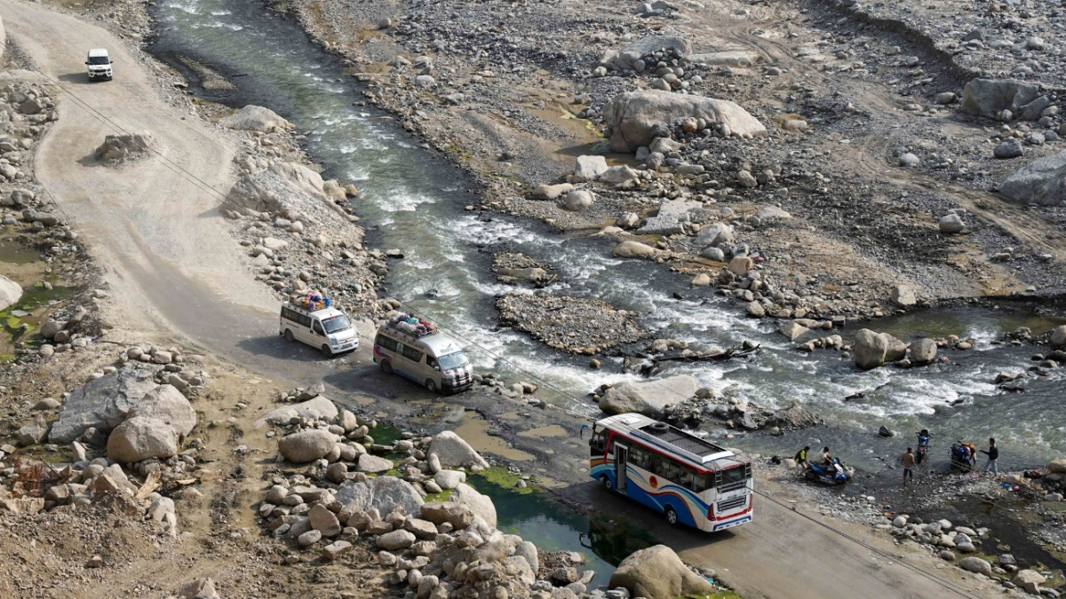 वीपी राजमार्गमा अझै एक महिना राति गाडी चलाउन रोक