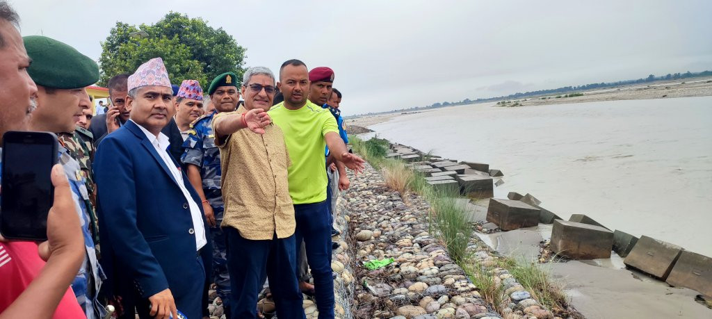 गृहमन्त्री लेखकले गरे नेपाली सेनाको इञ्जिनियर टोलीद्वारा निर्माण भइरहेको महाकाली गाइडबण्डको स्थलगत अनुगमन