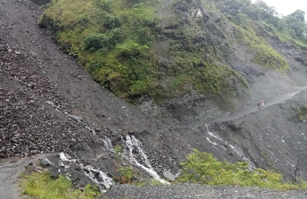 पहिरोले जेसीबी पुरिदा हुम्लास्थित कर्णाली करिडोर अवरुद्ध