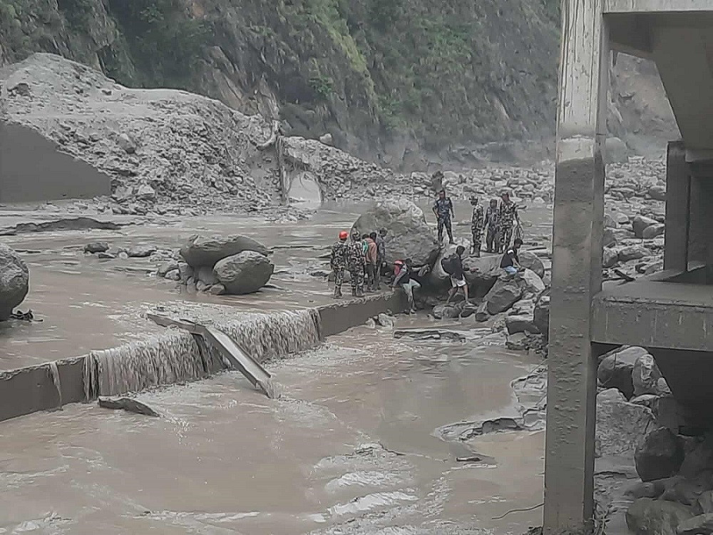 रसुवा बाढीमा फसेकाहरूको उद्धार गर्न खटिएका तीन प्रहरी पनि बेपत्ता (नामावली)