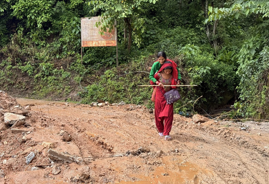 हिलाम्मे बाटोमा बोकेर उपचारका लागि अस्पताल लैजाँदै