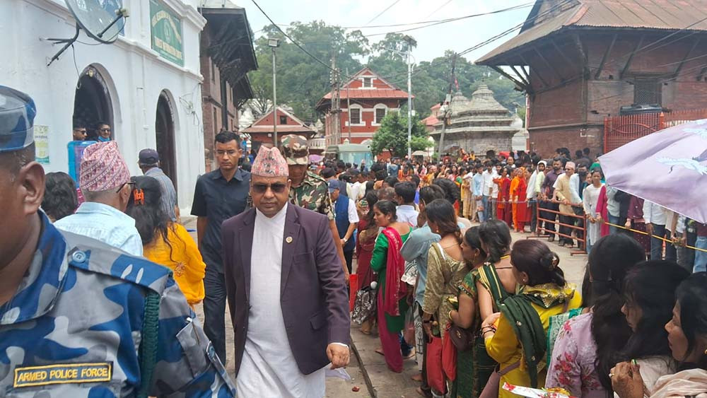 साउनको पहिलो सोमबारको अवसरमा मन्त्री पाण्डेले गरे पशुपतिनाथ परिसरको अनुगमन