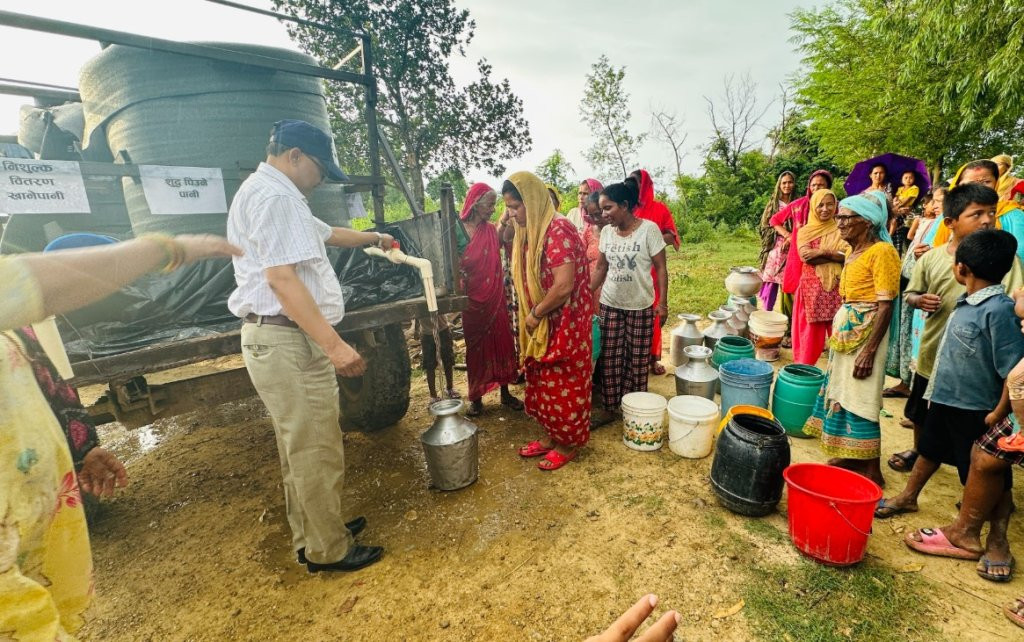 लहानमा ट्याङ्कीबाट खानेपानी वितरण