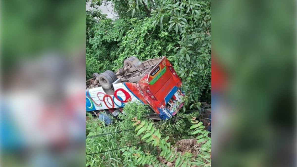 मुग्लिन-पोखरा सडकखण्डको ऐना पहरामा यात्रुवाहक  बस दुर्घटना