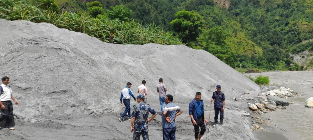 वर्षा याममा पनि रोकिएन कालीगण्डकीमा अवैध दोहन
