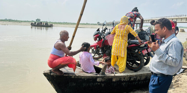 डुङ्गासँगै बगिरहेको जीवन